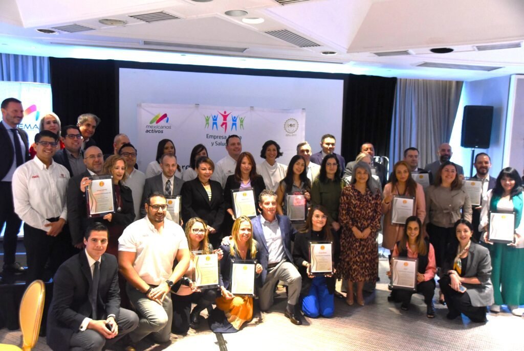 Entrega a representates de 16 empresas de de la Certificación Organización Activa y Saludable (OAS).
