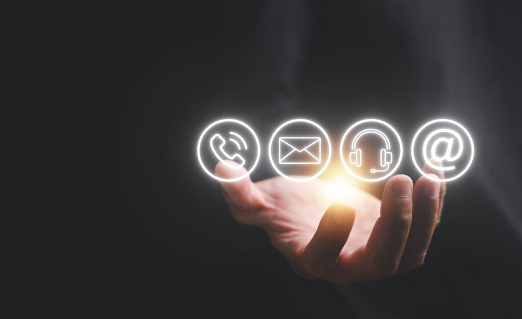 imagen de concepto de contacto mano sostniedo idonos de telefono correo voz e email