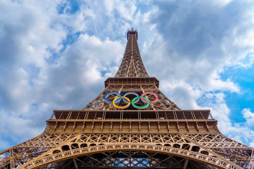 Torre Eiffel con logotipo olímpico para ilustar tecnología está redefiniendo el futuro del deporte