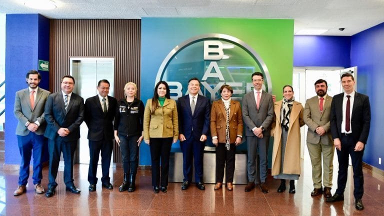 Fotografía de los funcionarion en el evento de expansión de la planta de Bayer en Lerma