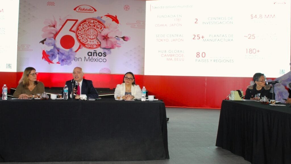 Ejecutivos de Takeda en onferencia de prensa
