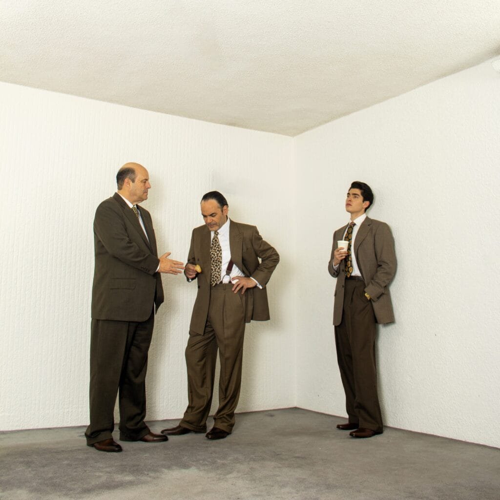 "Business Suite" retrata con humor satírico las tensiones éticas y personales en el mundo corporativo.