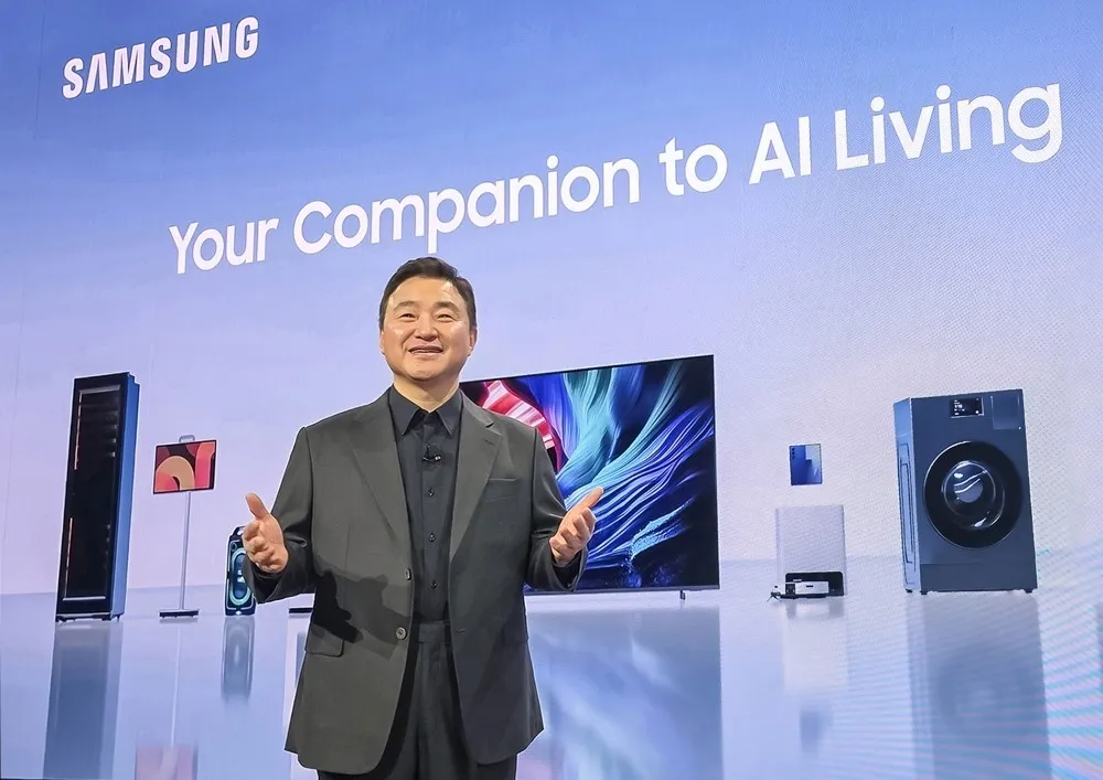 TM Roh, CEO y jefe de la división Device eXperience (DX) de Samsung presenta una vida con IA en CES 2026.